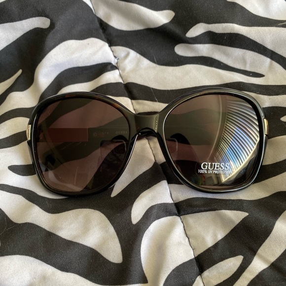 Guess Accessories - NWOT GUESS? Women’s Sunglasses